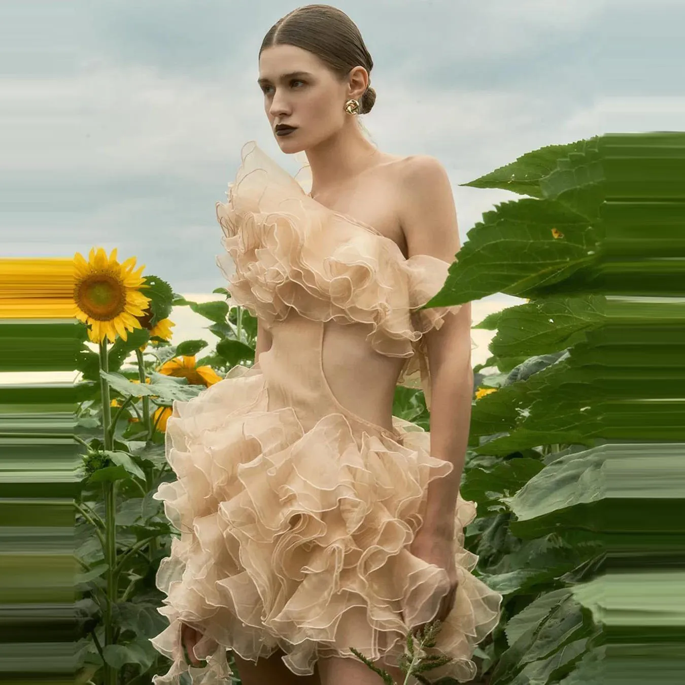 

Women's Off Shoulder Ruffle Dress Made of Tulle Fabric Perfect for Summer Outdoor Events with Unique Design and Comfortable Fit