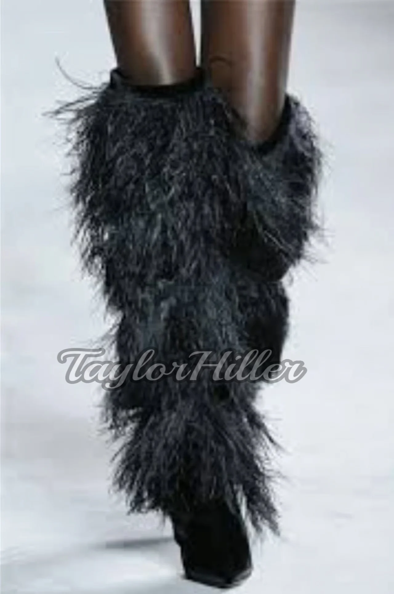 Botas peludas negras de piel hasta la rodilla Botas puntiagudas Zapatos de mujer estilo británico Otoño Invierno botines vestido cálido Zapatos de pasarela 2025