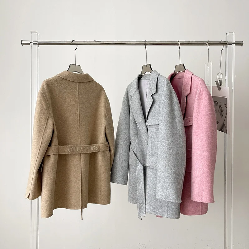 

Мягкое шерстяное пальто-жакет с воротником-стойкой, поясом на талии, из устойчивой к усадке ткани, с длинными рукавами, средней длины, на одной пуговице, чистошерстяное.