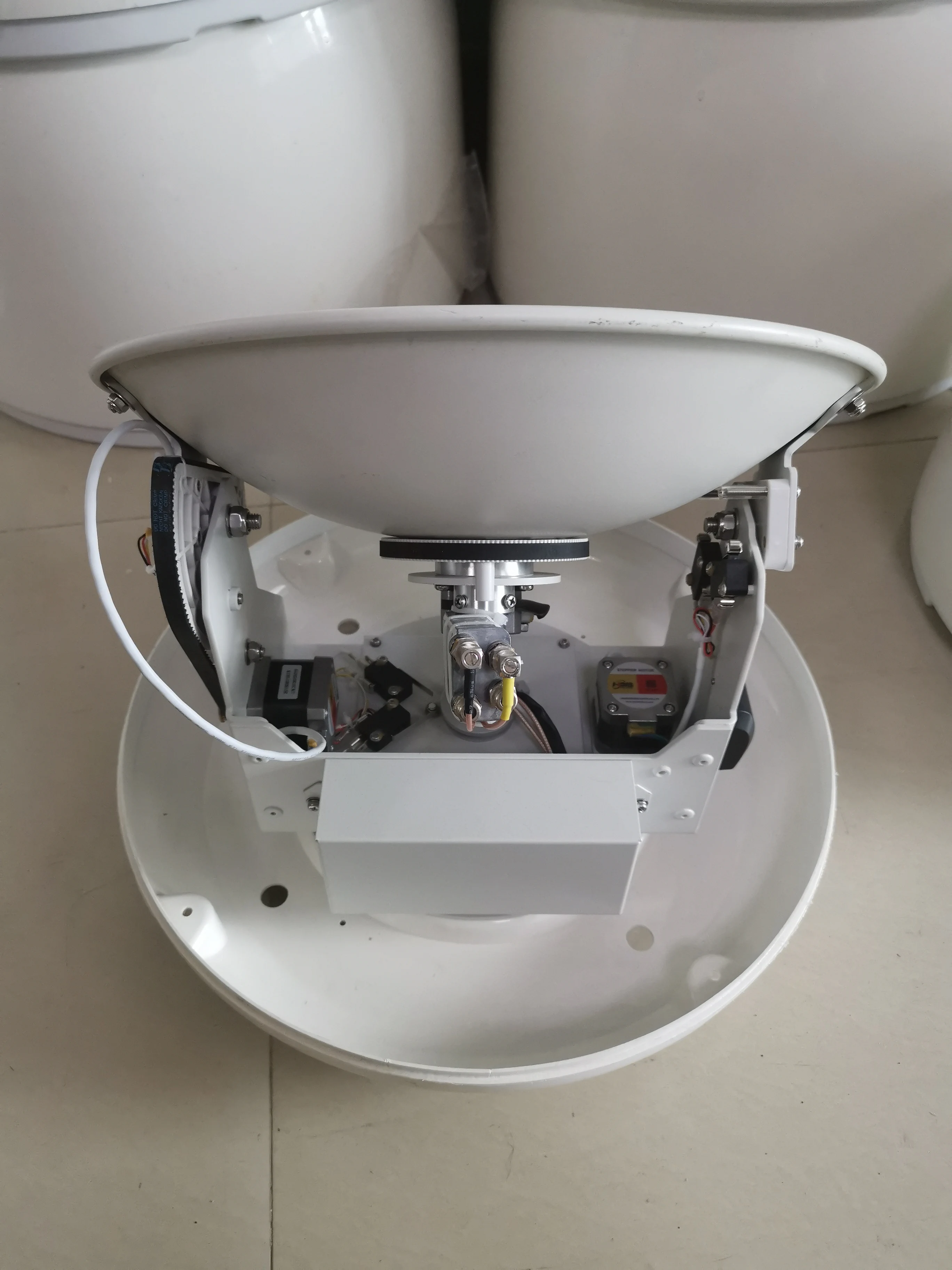 เสาอากาศโทรทัศน์ดาวเทียมทางทะเล