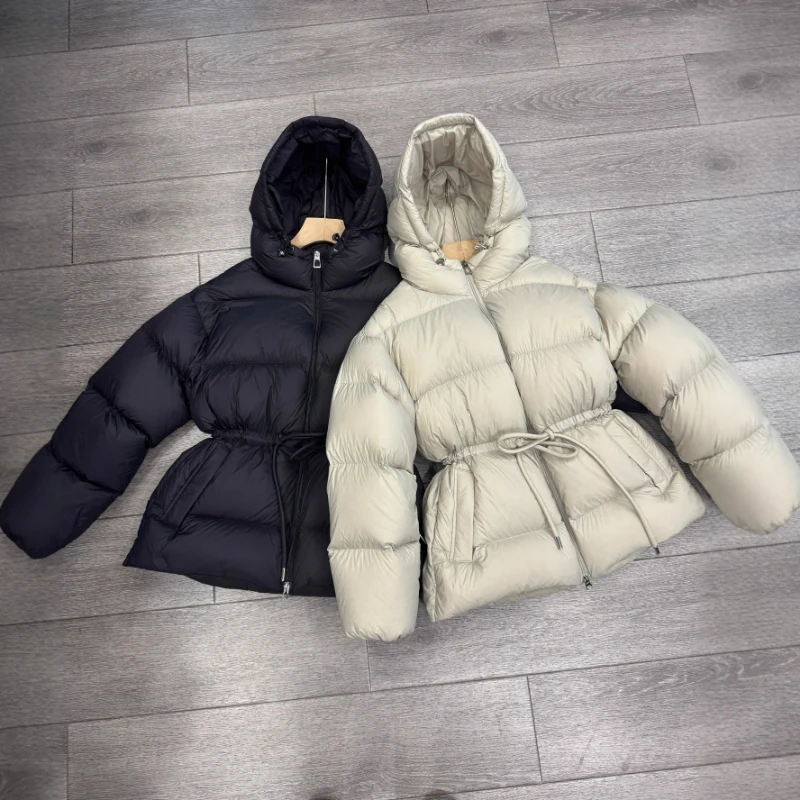 Nueva chaqueta acolchada ligera de invierno de diseñador de lujo para mujer, abrigos acolchados gruesos con capucha adelgazantes y cinturón cálido