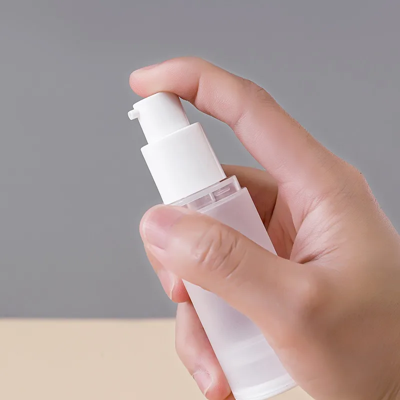 Przenośne puste butelki z balsamem / sprayem bezpowietrznym do wielokrotnego napełniania z dyszą do drobnej mgły Butelka podróżna dla kobiet Pojemnik kosmetyczny