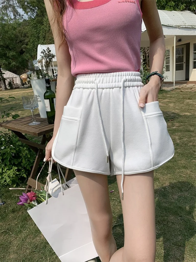 Lässige Sportshorts für Damen, elastischer Bund, vielseitige Kordelzug, lockere Passform, figurbetonte A-Linien-Shorts mit weitem Bein. – Detail 15