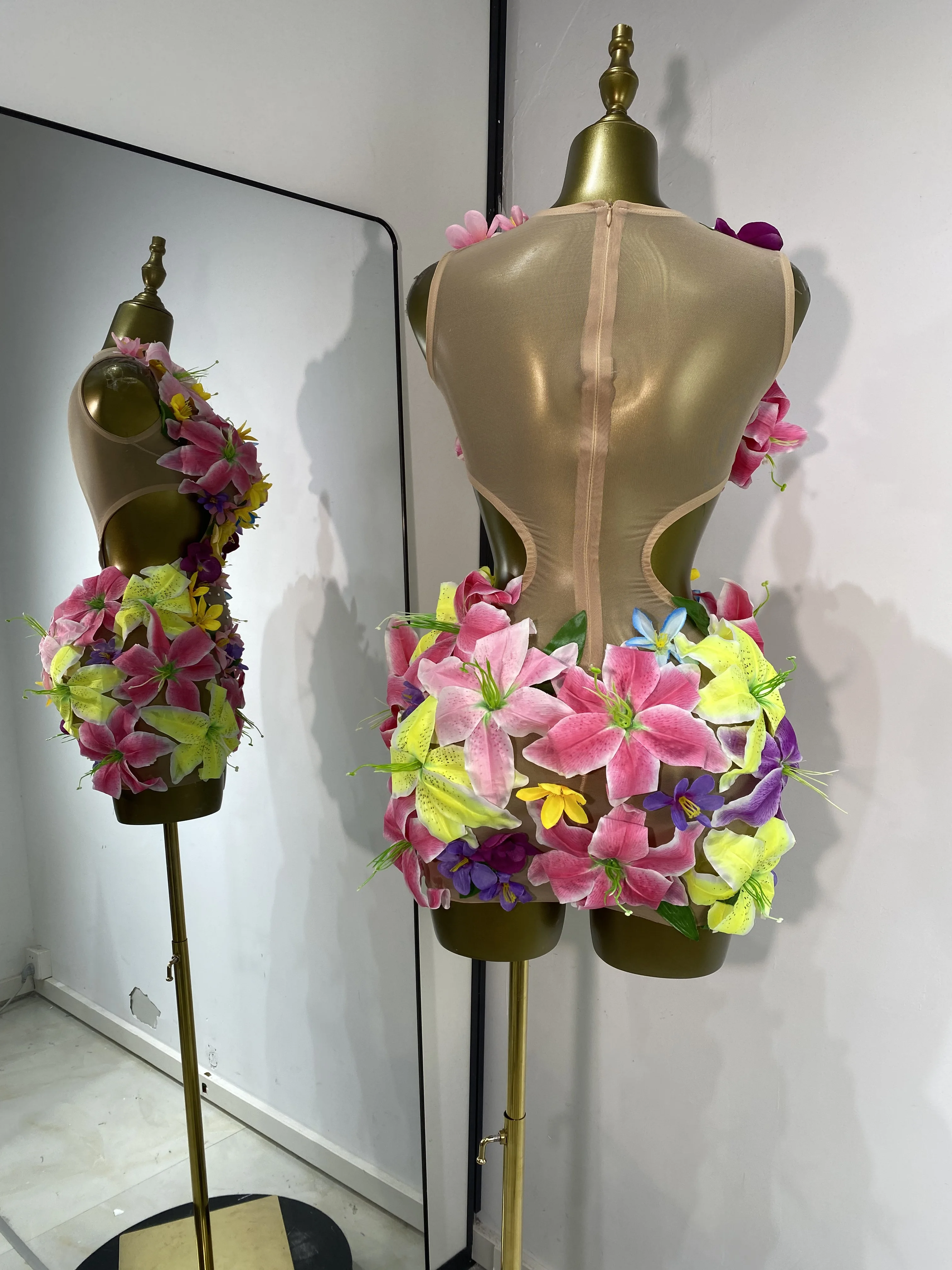 ชุดเดรสสั้นรัดรูปสำหรับถ่ายภาพผู้หญิง ประดับดอกไม้ คริสตัล ผ้าตาข่ายโปร่งแสง ตัดเว้าช่วงเอว เหมาะสำหรับงานวันเกิด งานเลี้ยง