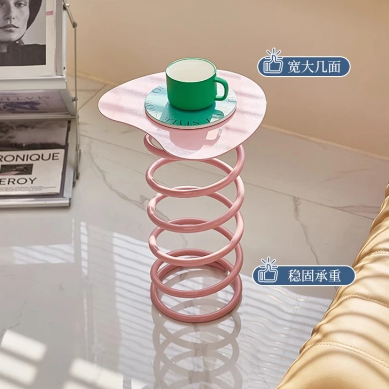 حافة الربيع الإبداعية لمشاهير الإنترنت عدد قليل من غرف النوم بجانب السرير البسيط وعدد قليل من غرف المعيشة المنزلية الاسكندنافية