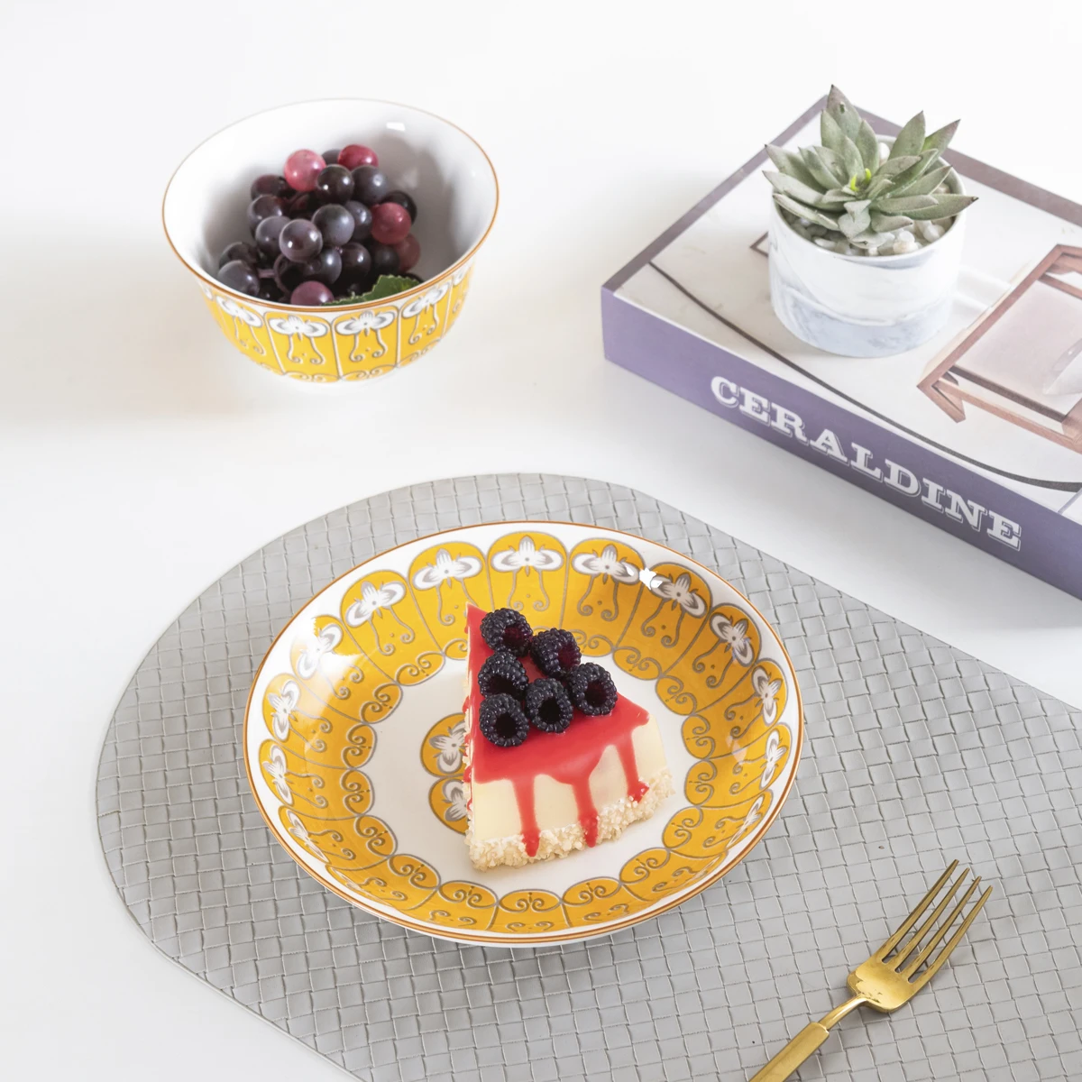 

Luxury Patterned Ceramic Tableware Set High Temperature Porcelain Dinner Dishes Traditional Dinnerware for Home Dinning