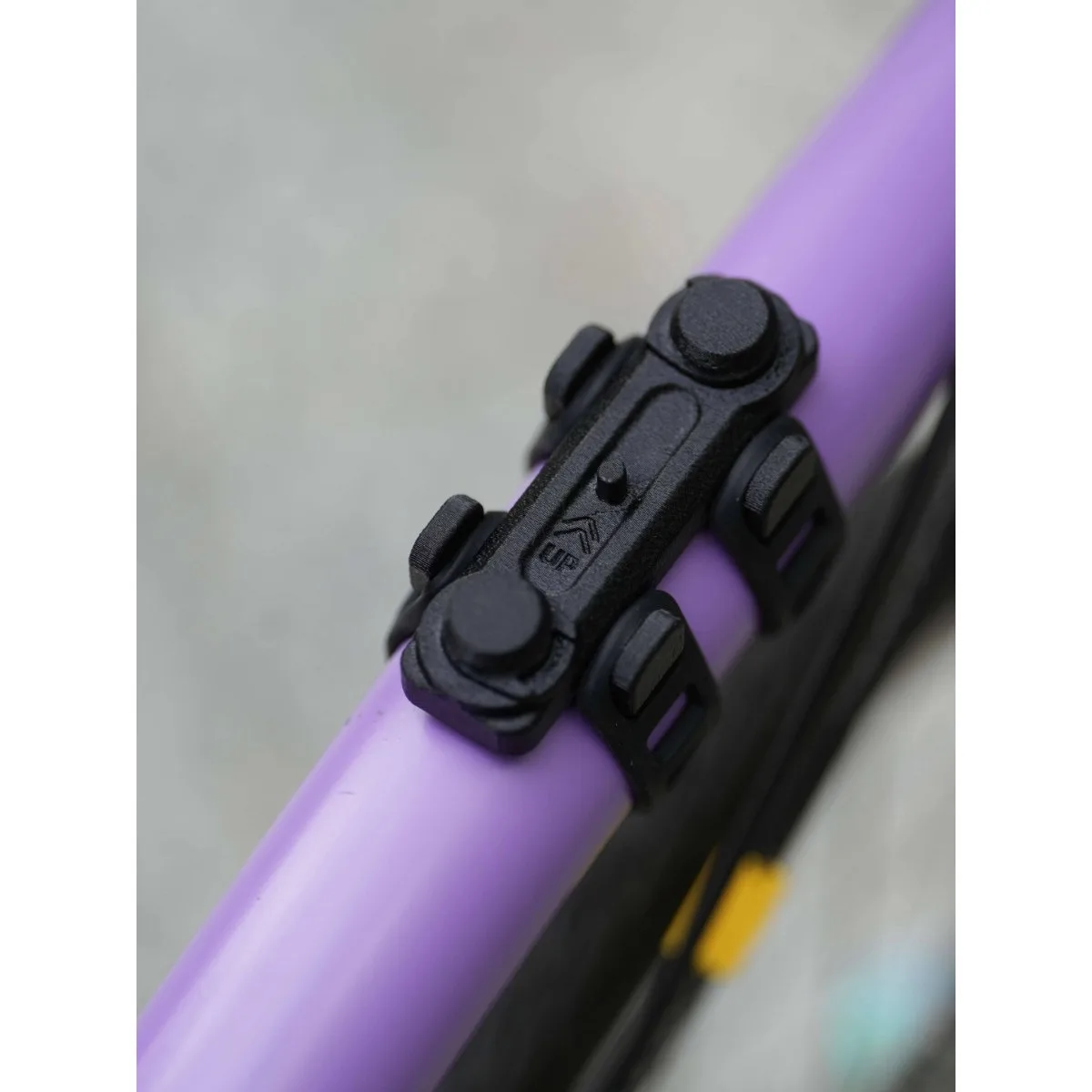 Uniwersalny silikonowy uchwyt magnetyczny, odpowiedni do rowerów składanych, kompatybilny z elementami rowerów szosowych Numer części: 09603P00042