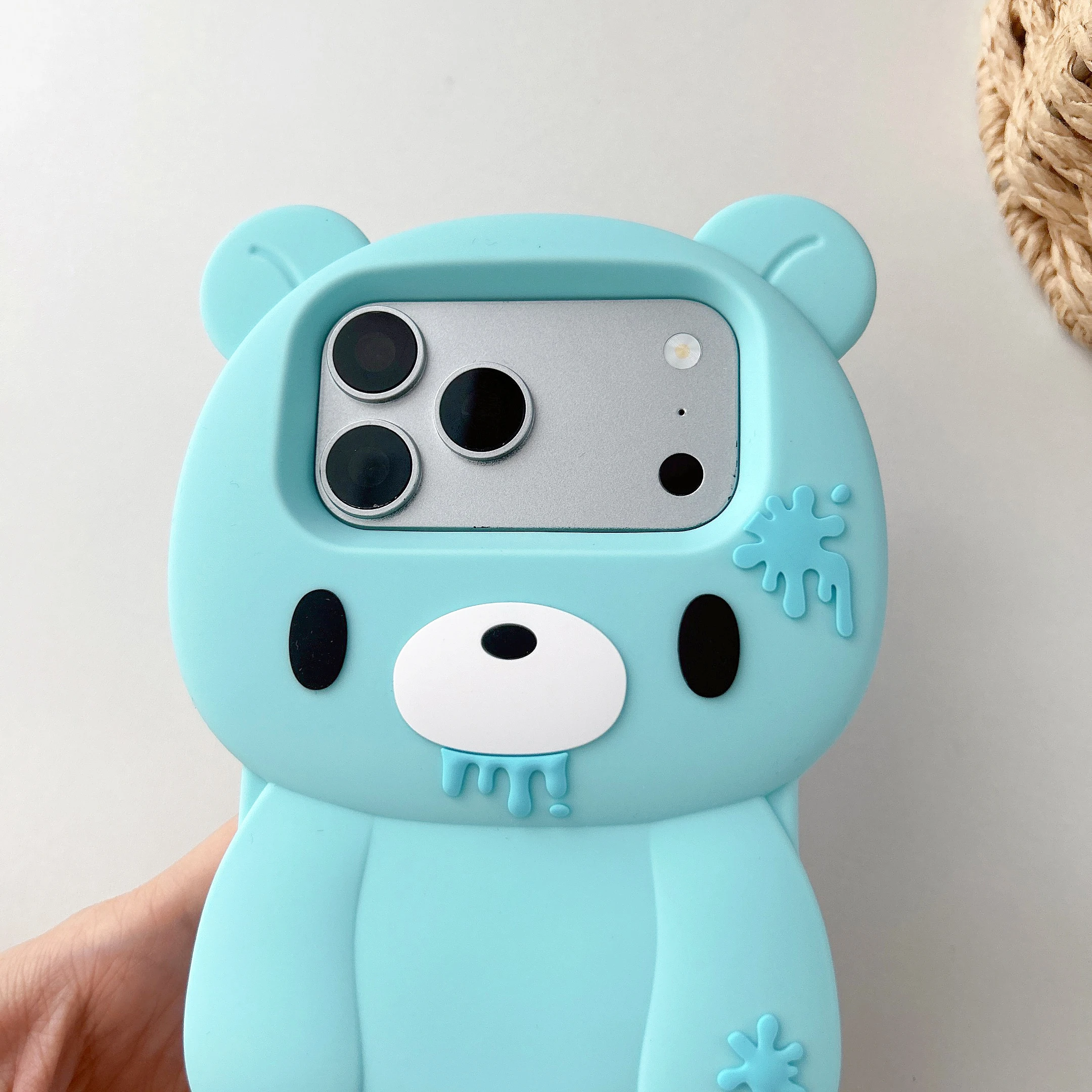 3D Cartoon Niedlicher Blauer Einzigartiger Blutiger Bären-Rilakkuma Handyhülle für iPhone 18 17 16 15 14 13 12 Pro Max Weiche Silikonhülle – Detail 9
