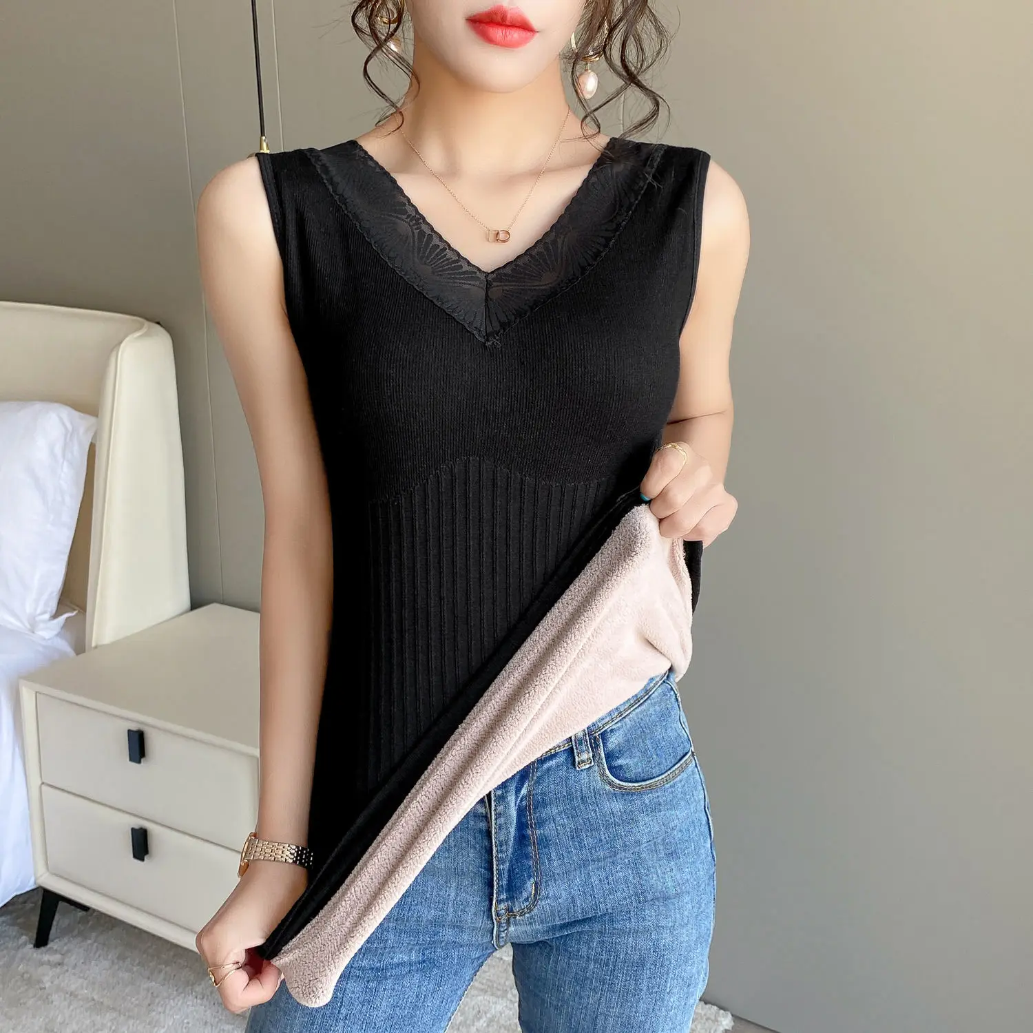 

Women 2022 Autumn Winter New Thermal Underwear Vest Female Velvet Lace V-neck Camisole Tops Ladies Sexy Slim Warm Vest H02