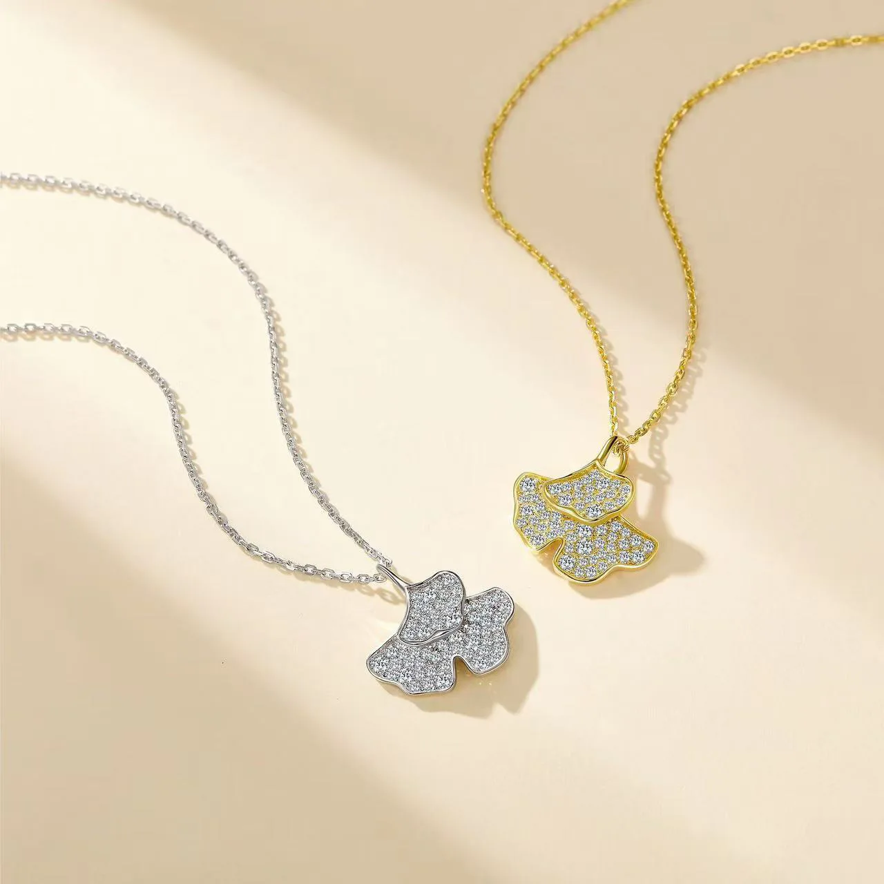 

Подвеска в форме листа гинкго из серебра 925 пробы с покрытием из белого золота 18К и муассанитом, 0,57 карата, для женщин, подарок