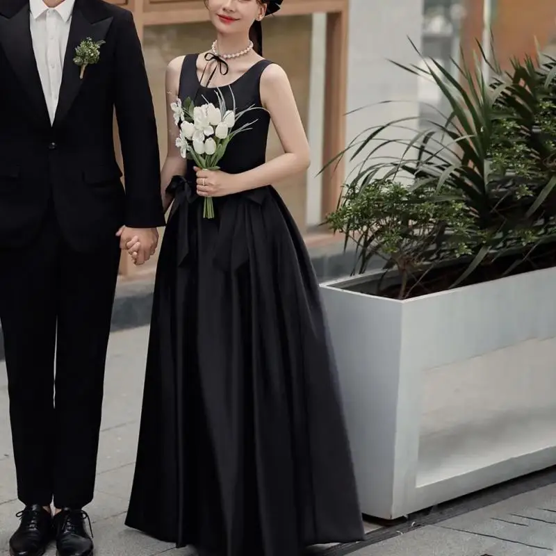 ซาตินสีดําชุดแต่งงานสําหรับเจ้าสาวใหม่ล่าสุด Elegant A-Line ชุดราตรีแขนกุดความยาวชั้นชุดที่กําหนดเอง