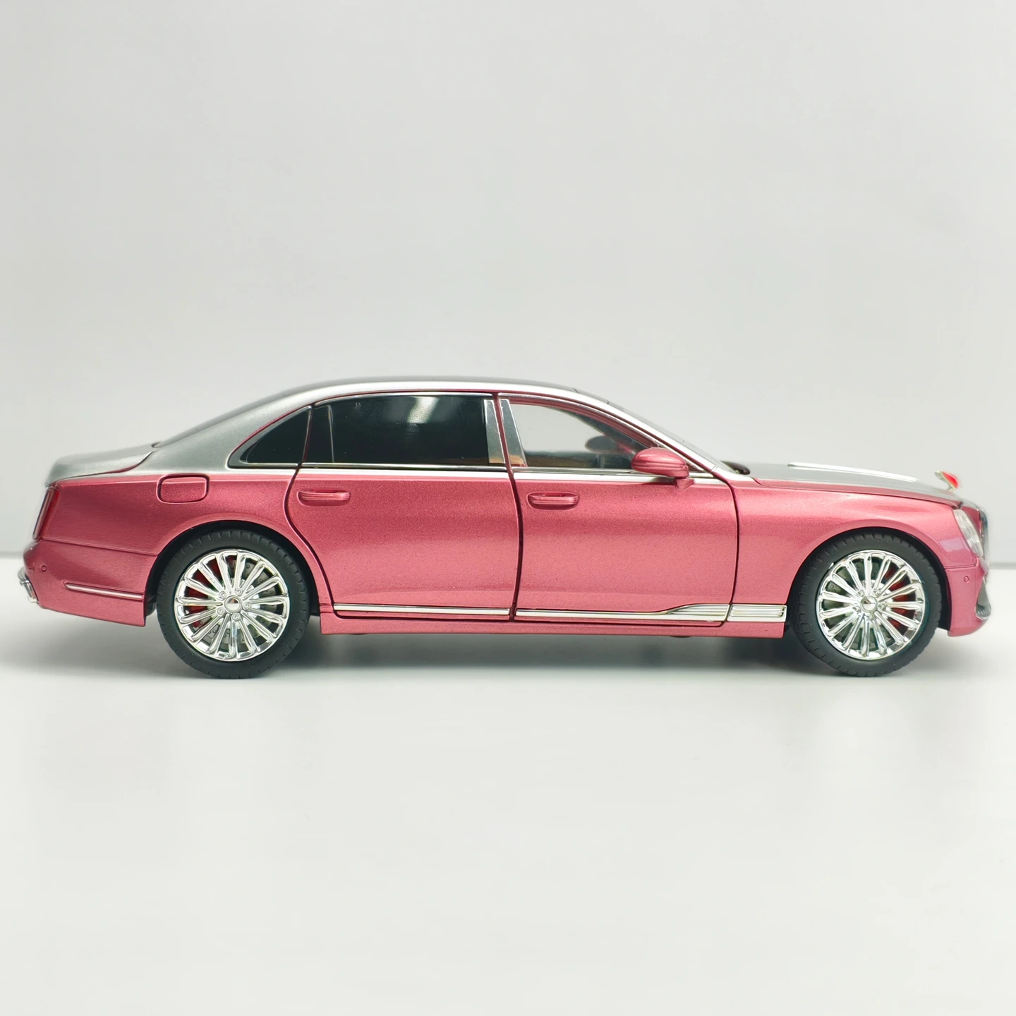 1: 24 simulation of Hong Qi Limousine alloy car model with doors that can be opened, return force, sound and light steering