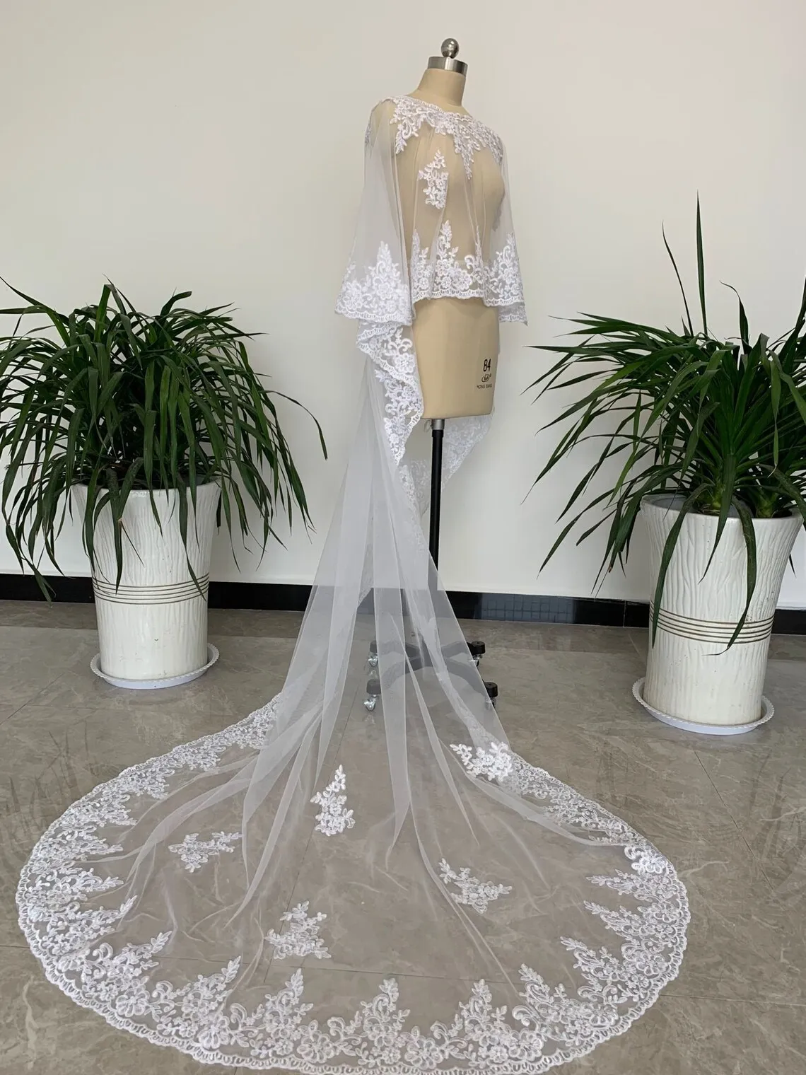Customized Lace Appliques Tulle Wedding Cloak Short Front Long Back Bridal Capes Shawl Wedding Shrug Accessory