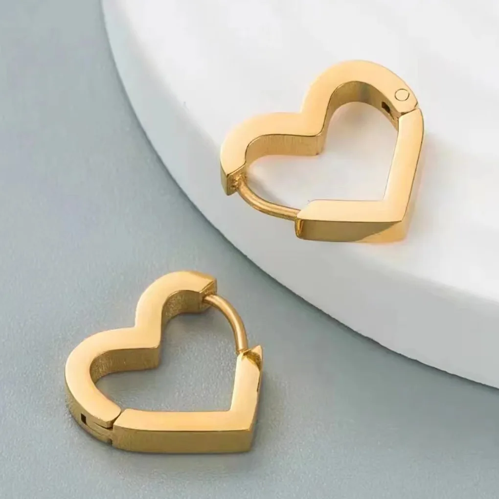 Hollow Heart Earrings with a Feminine Temperament, Heart-shaped Earrings, Light Luxury and Niche Design, Versatile Earrings