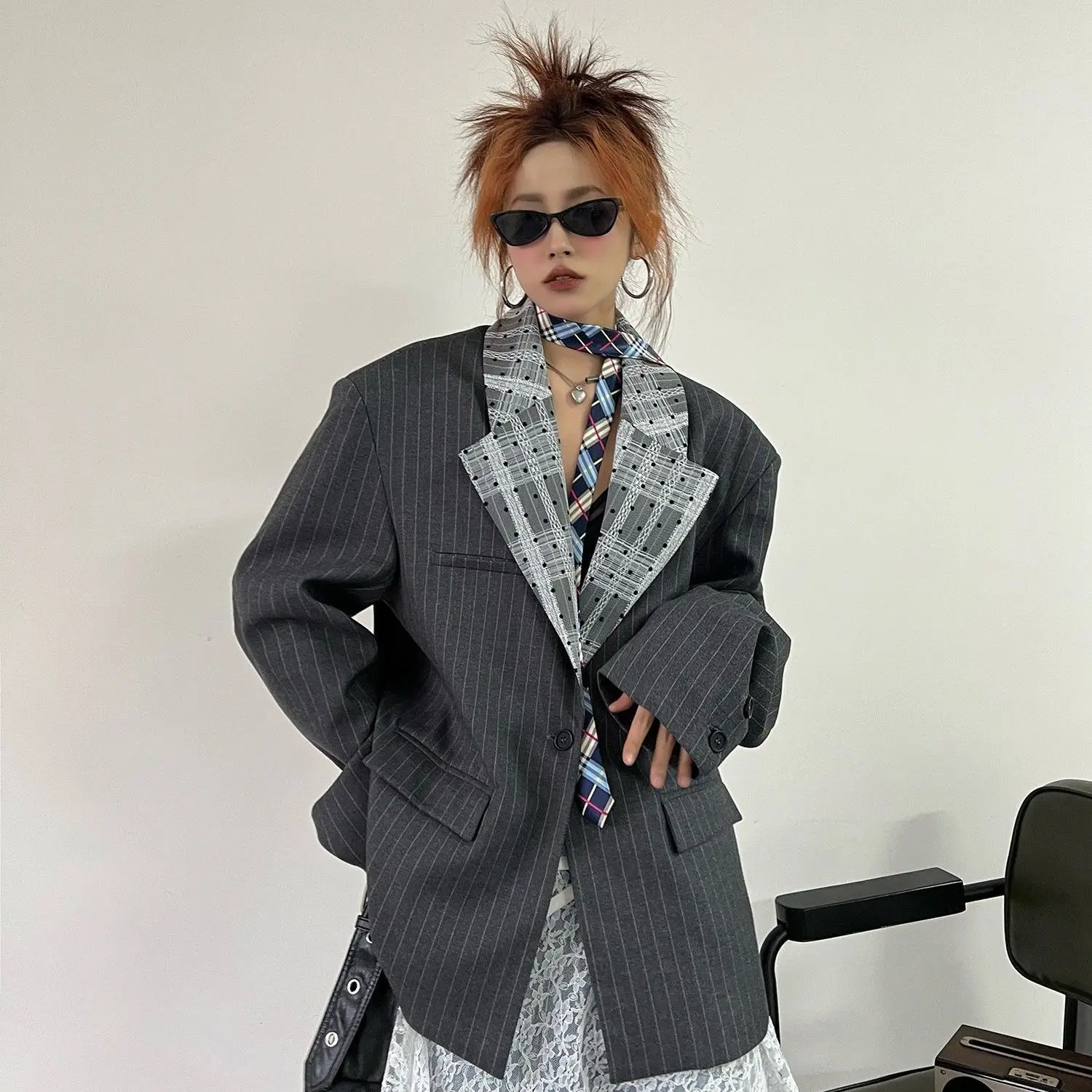 بدلة خريف جديدة لخريف 2025 ذات ياقة من الدانتيل بتصميم عالي سترة غير رسمية مخططة باللون الرمادي للنساء