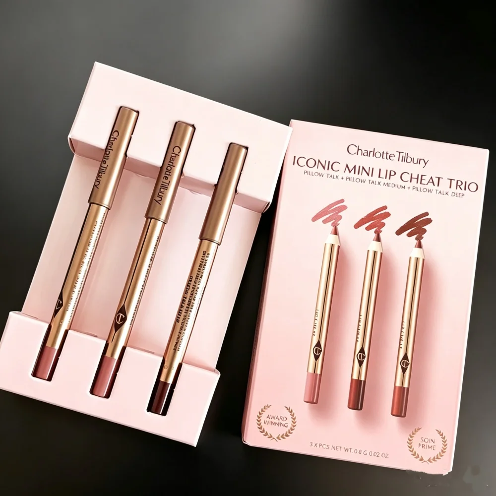 Der Lip Liner von Charlotte Tilbury ist geschmeidig mit starker Deckkraft, und die Highlighter-Konturpalette hellt Ihre Gesichtszüge auf und definiert sie.