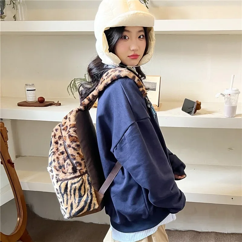 Hot Selling Leopard Pattern Fashion  Backpack 2024 New Large Capacity Tiger Pattern Velvet Women\'s Commuting Backpack Bolsa