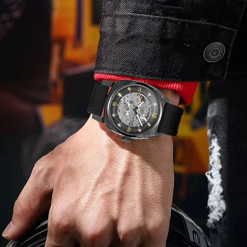 Un orologio meccanico automatico cavo da uomo con nastro nero retrò in rilievo dal design di nicchia di fascia alta, stile business