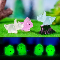 50PCS Nachtleuchtende Dinosaurier Harz Miniatur Figuren Leuchtende Triceratops Moos Microlandscape Dekoration Fee Garten Wohnkultur