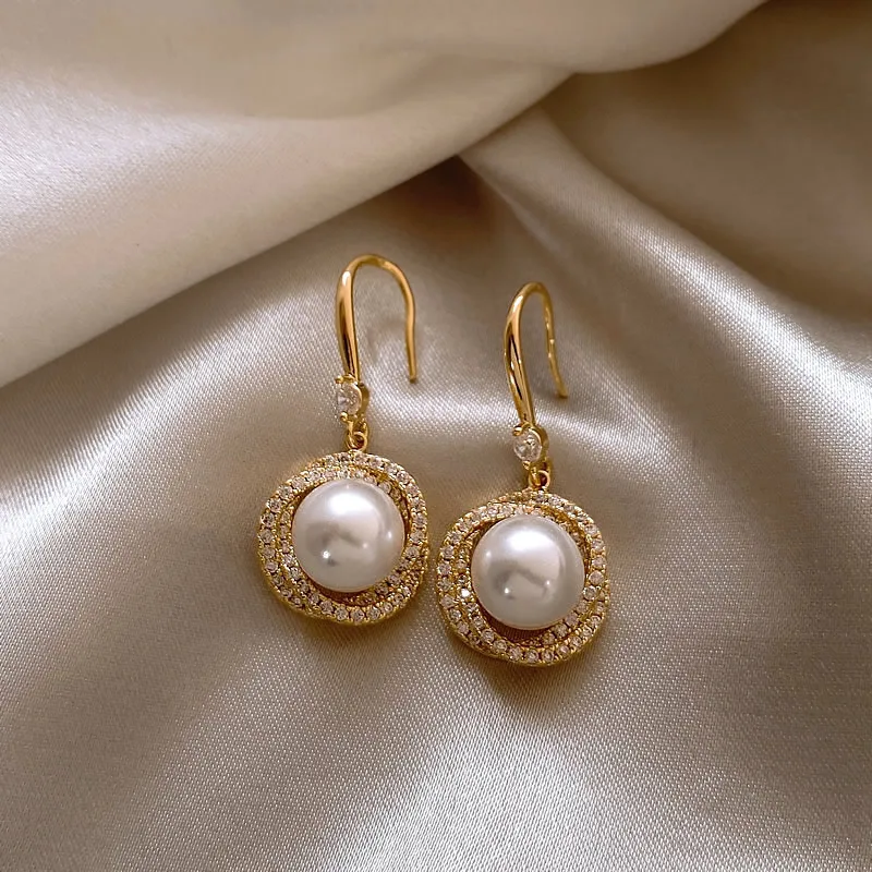 

Light luxury pearl earrings women's niche design high-end stud earrings French retro foreign temperament celebrity unique