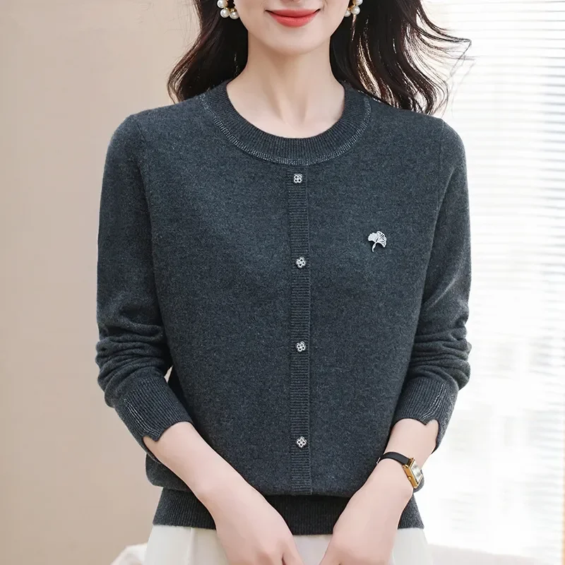 

2025 New Round Neck Autumn and Winter Pullover Loose Base Shirt for Women's FashionThin Knit Sweater Short Top