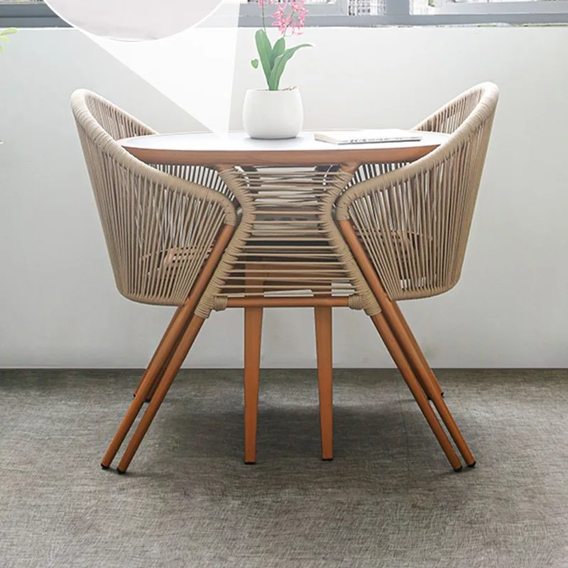 

Современный комплект для отдыха на балконе: уличный чайный столик и стулья, плетеные стулья из ротанга, стулья из алюминиевого сплава, маленькие плетеные стулья.