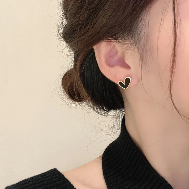 Sweet Simple Black and White Heart Stud Earrings For Women Minimalist Mini Earrings Korean Fashion Girls Ear Accessories Jewelry