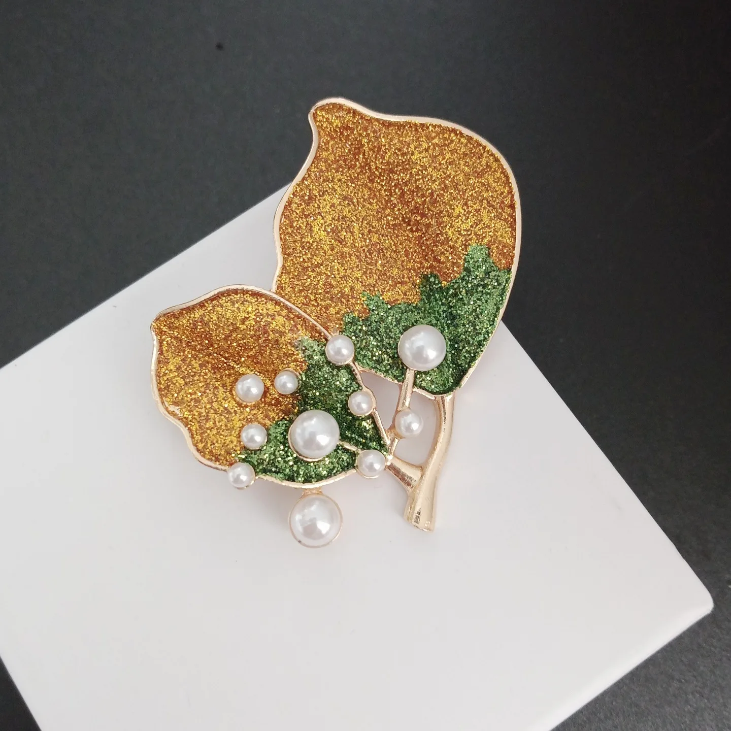 Palace style retro leaf pearl brooch high-end fashion temperament accessory new brooch chest flower