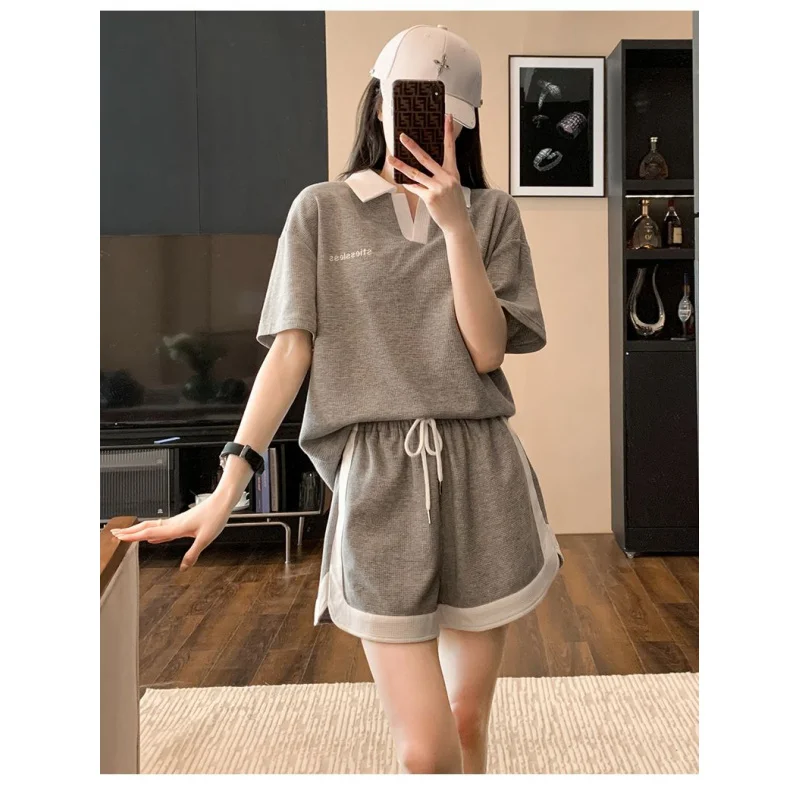 

Спортивный костюм из вафельной ткани для женщин, летняя мода для миниатюрных фигур, молодежный и стильный комплект из двух предметов с шортами.