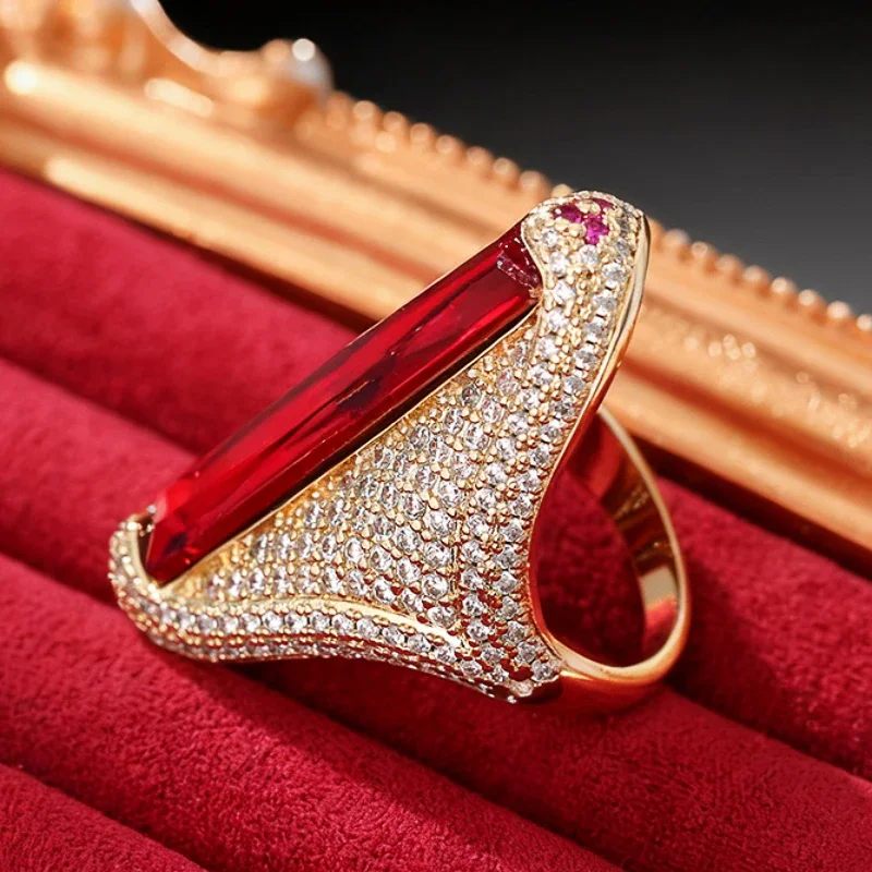 Huitan Lange Rechteckige Ringe mit Roten Kubischen Zirkonia für Damen Luxuriöser Goldfarbener Schmuck für Hochzeit, Jubiläum, Moderne Party und als Statement-Schmuck – Detail 5