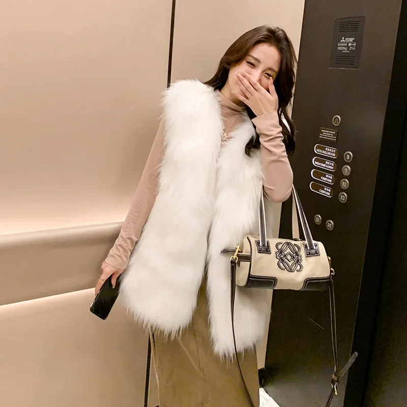 2024 New Style Fox Fur Jacket Weaving Faux Fur Vest Women's Young Style Sleeveless V-Neck Real Leather Coat From China