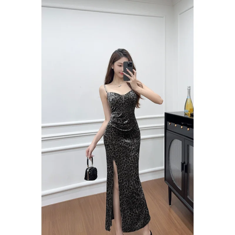 Sukienka z rozcięciem, na ramiączkach, z aksamitu w panterkę, w stylu socjality.