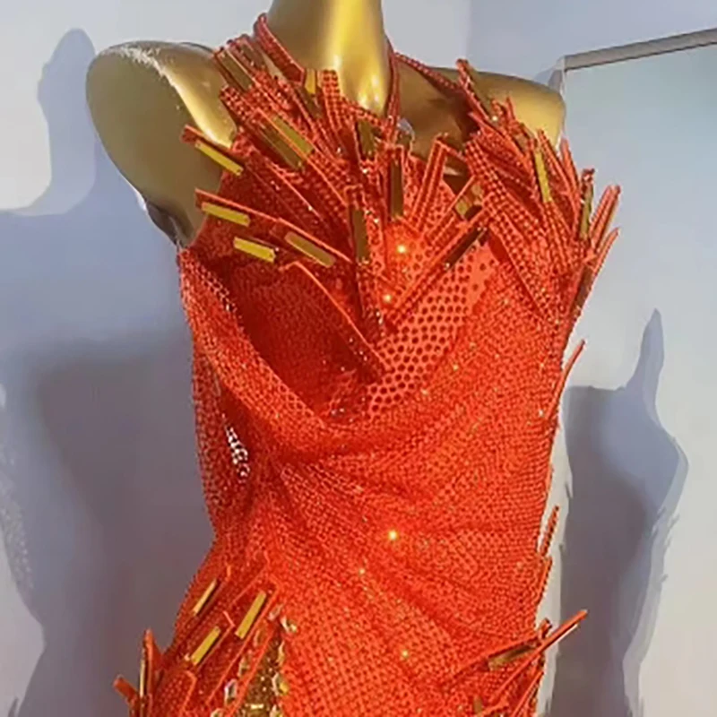 Vestido de actuación con diamantes de imitación para mujer, falda con borlas y arreglo floral, barra de diamantes personalizada de gama alta, escenario de baile latino