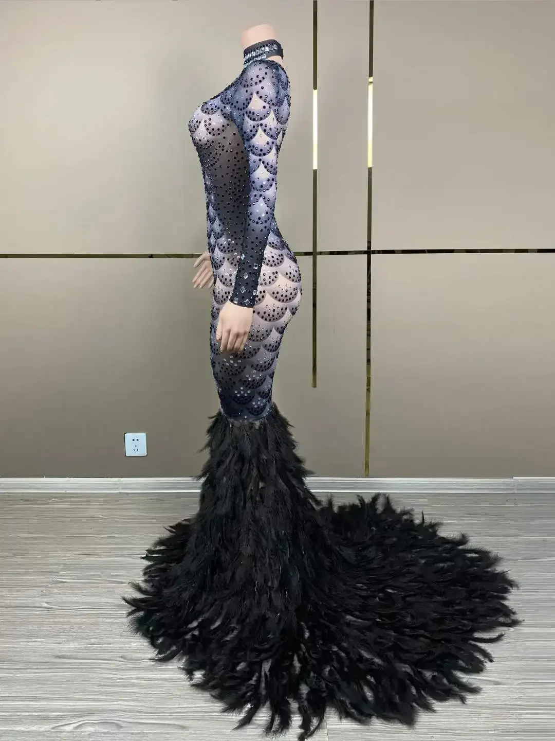 Vestido de Reina de cumpleaños con diamantes de imitación y plumas negras para mujer, traje de Drag Queen con patrón de escamas de pescado de manga larga