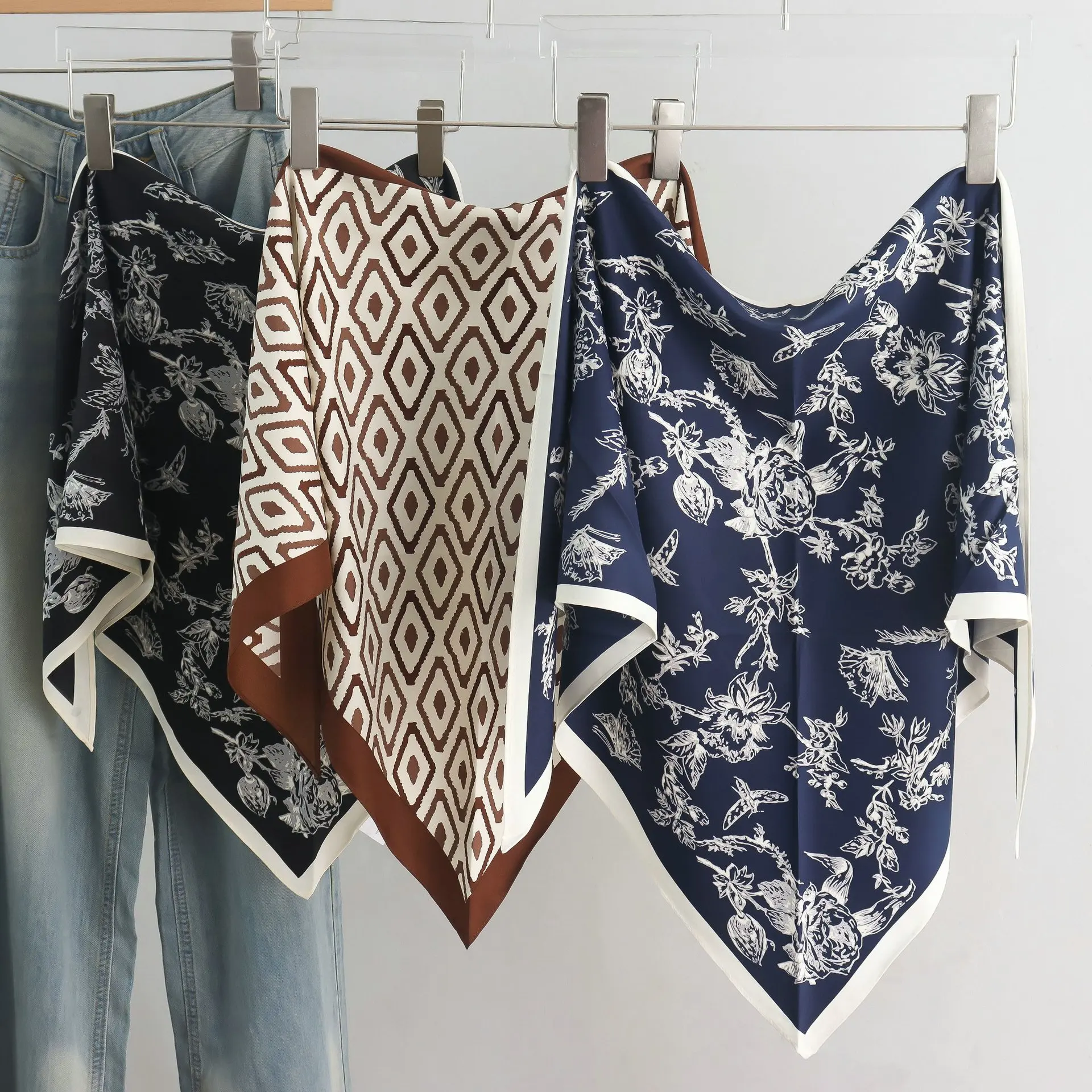 

Новый простой и свежий пояс с зеленым ромбическим принтом, модный универсальный пердежный занавес, искусственный шелк, треугольный шелковый шарф