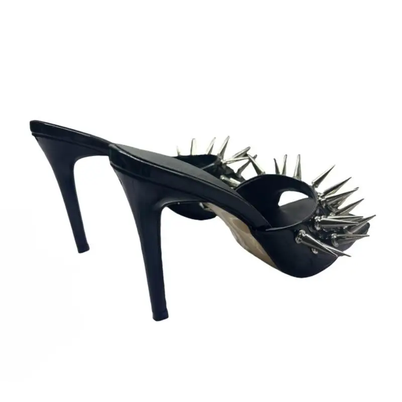 صنادل أنيقة بكعب عالٍ مع تفاصيل مرصعة، مقدمة مدببة وكعب رفيع، أحذية نسائية عصرية لموسم الربيع