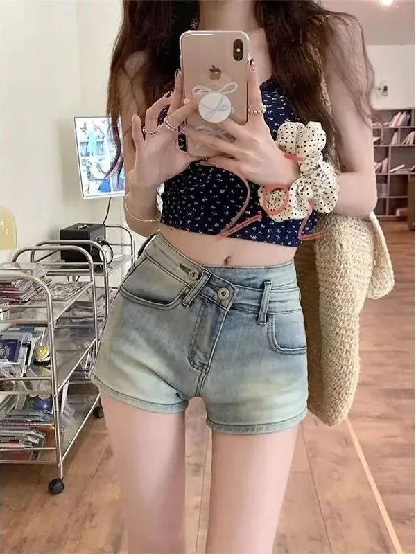 

Рваные джинсовые шорты с высокой талией для женщин, лето 2025, прямой крой, асимметричный дизайн, облегающие, с эффектом подтяжки ягодиц