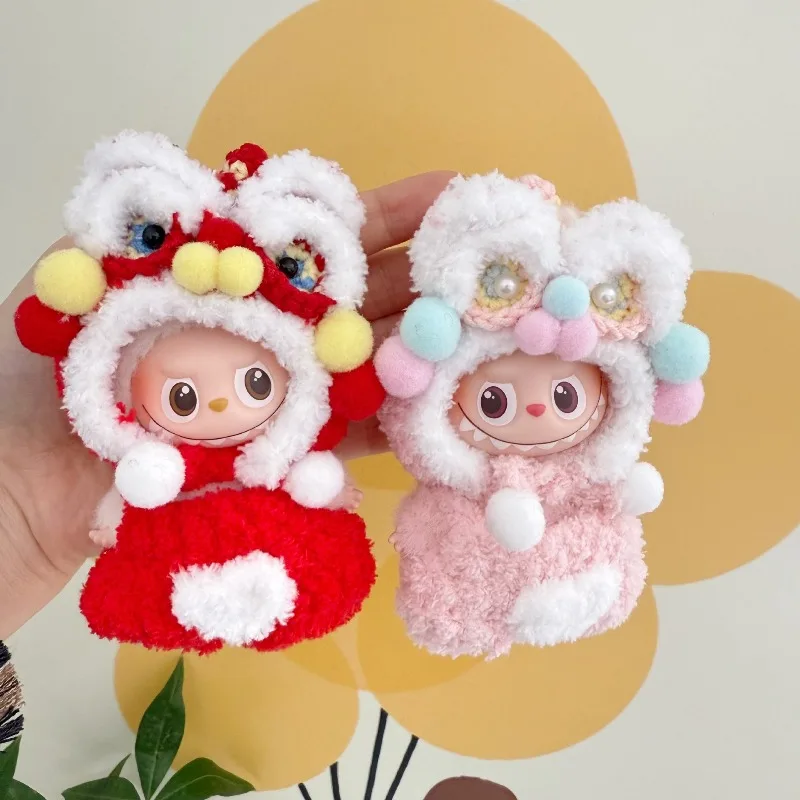 

Новый милый комплект костюмов для куклы, подходит для LABUBU 4,0, одежды для кукол 10 см. Аксессуары для кукол танца льва своими руками, креативные праздничные подарки