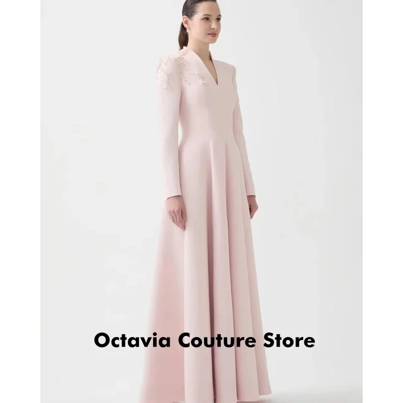 فستان سهرة رسمي بأكمام طويلة ورقبة على شكل حرف V ومزين بالخرز وردي فاتح على شكل حرف A بطول الأرض #5