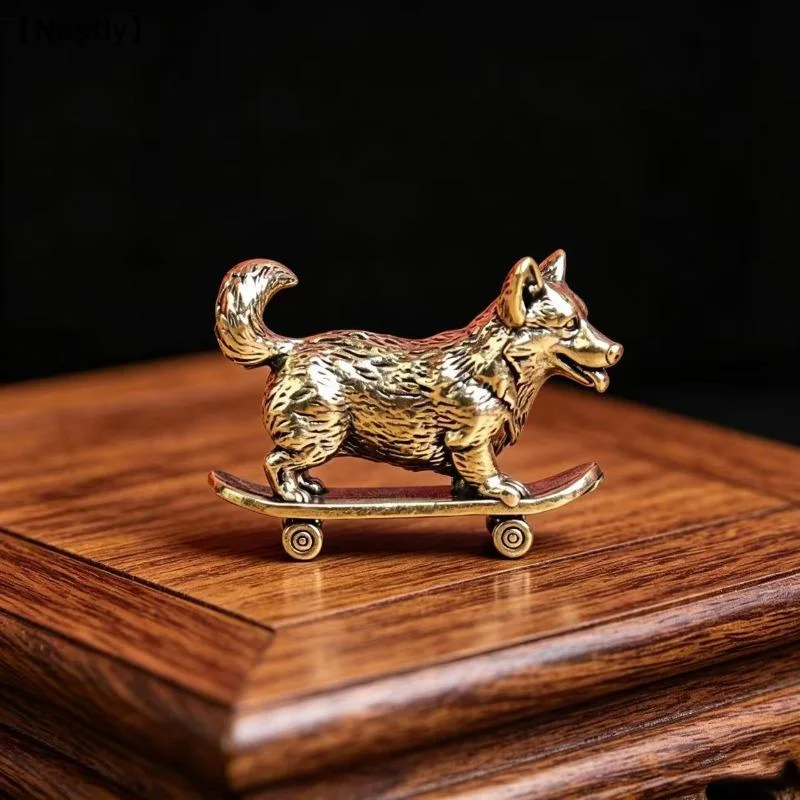 Brass Skateboard Dog Miniature Figurine – Fun Desktop Ornament, Lucky Mascot, And Tea Pet Collectible For Home Or Office〔Nest〕