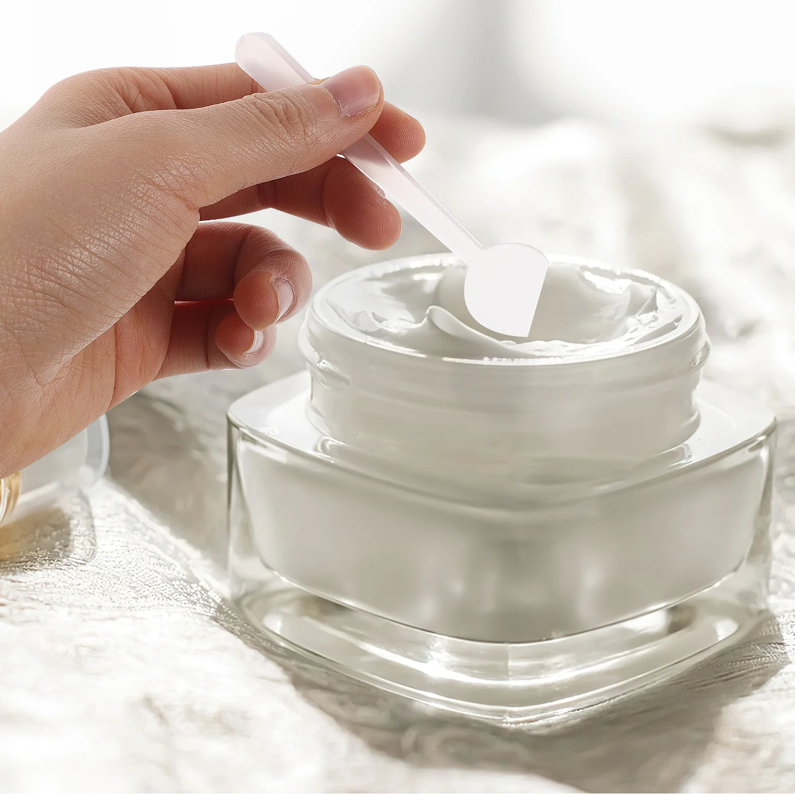 

100Pcs Skincare Spatula Plastic Cream Spoon for DIY Face Mask Mixing Beauty Makeup Application Mask Scoop