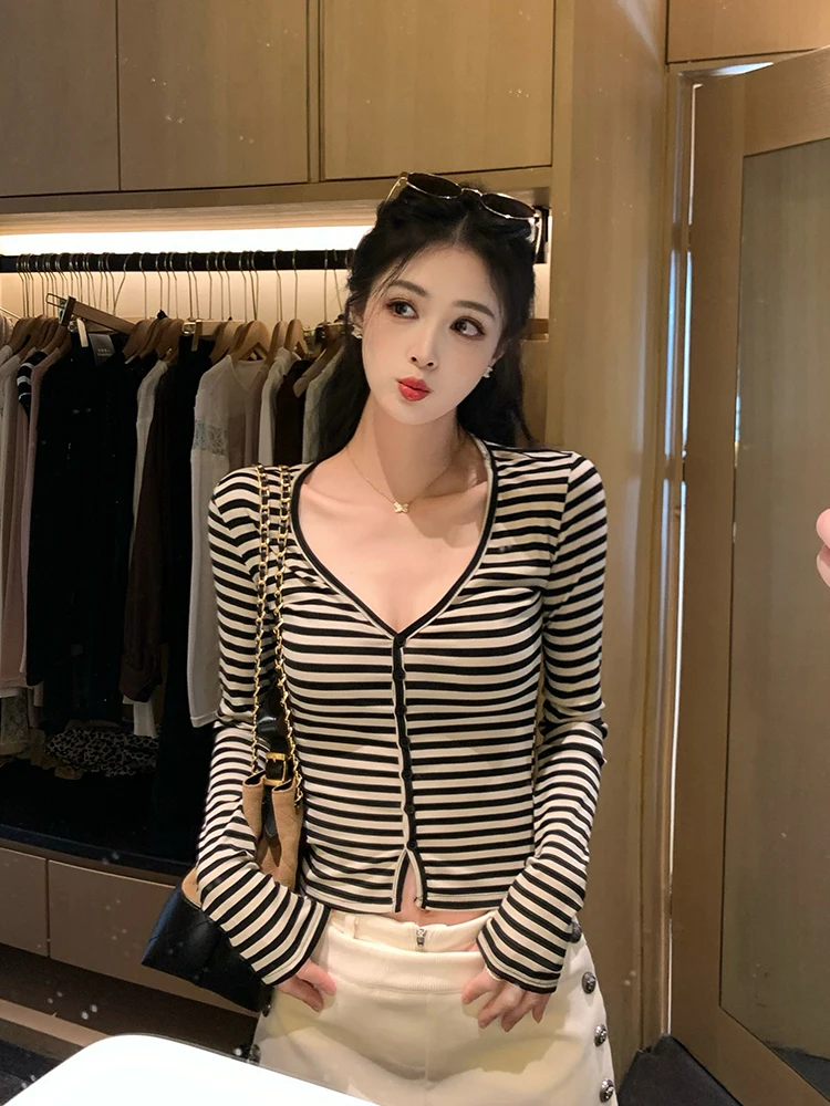 

Slim Fit Striped T-irt Women's Button Design V-Ne Linyaner Casual Sle Long Sve ort Length Faion Top