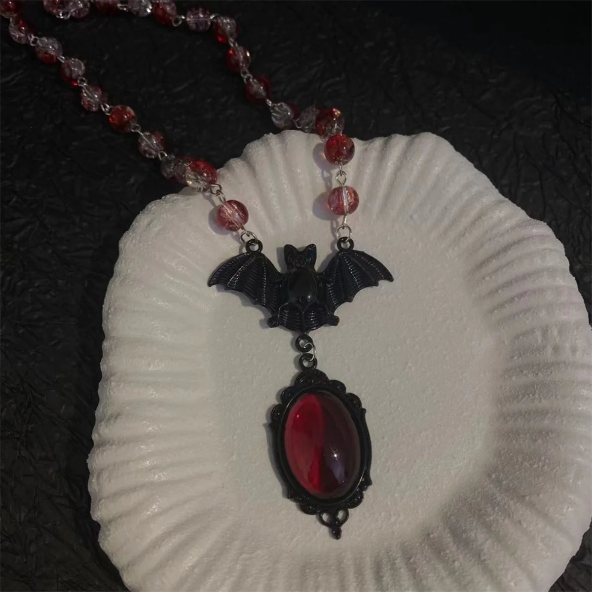 Kreative Gothic-Halskette mit rot-weißem Kristallperlen-Fledermaus-Anhänger für Damen und Herren, Halloween-Punk-Flugfledermaus-Choker, Cosplay-Party-Schmuck – Detail 24