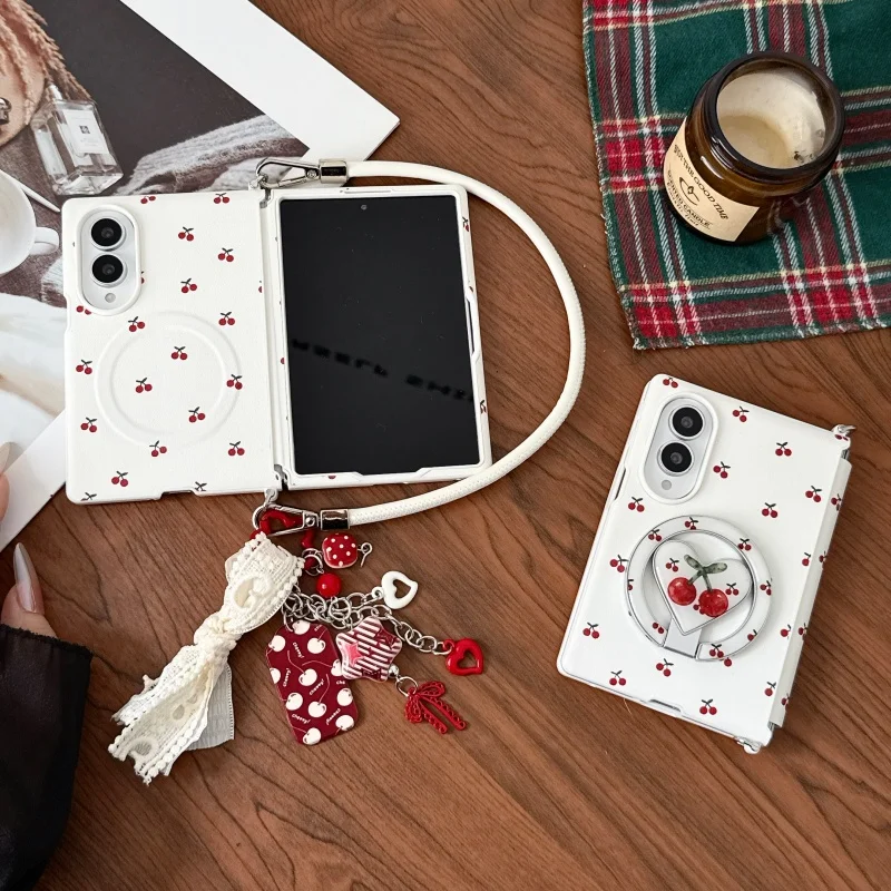 Stylowy futerał z magnetycznym wzorem wiśni, uchwytem w kształcie serca, zawieszką w formie kokardki i paskiem do Samsung Galaxy Z Fold 8.