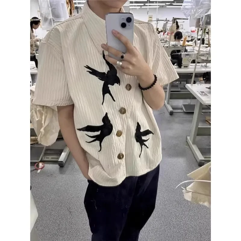 

Мужская белая рубчатая трикотажная рубашка-поло с вышивкой черной птицы, короткий рукав, повседневный стиль, на пуговицах