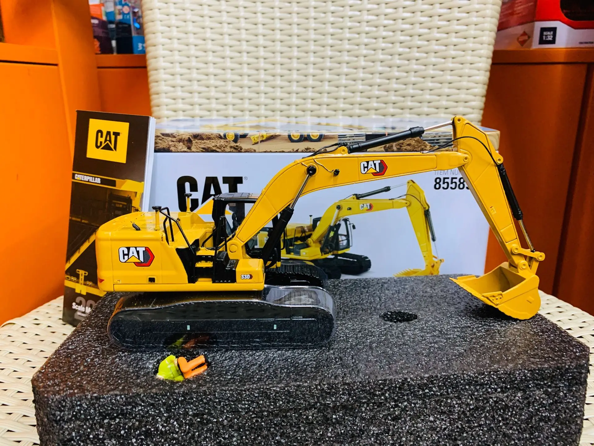 DM 330 Hydraulic Excavator Next Generation 1:50 Scale By DieCast Masters 85585