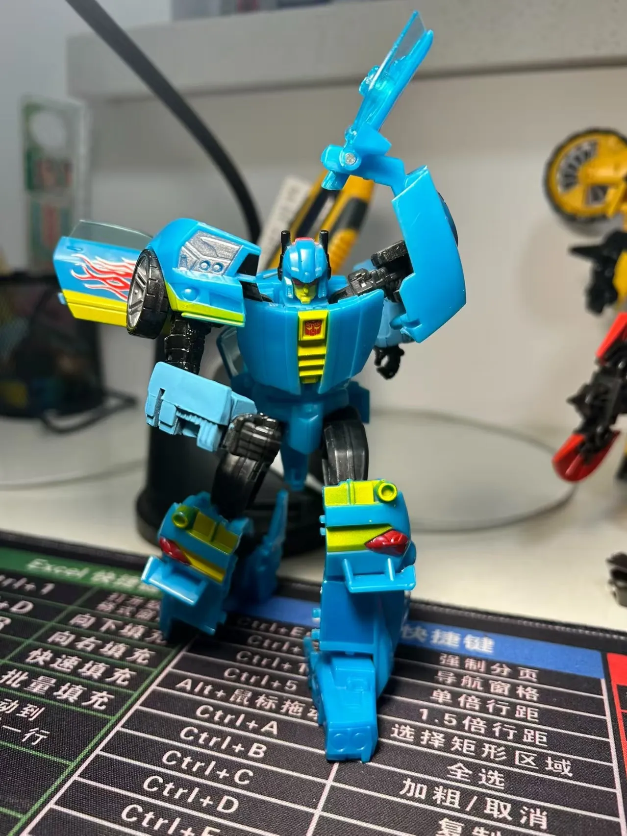 

Фигурка-трансформер Transformers G Series 30th Anniversary D Class Nightbeat: Аниме-робот-модель для коллекционеров