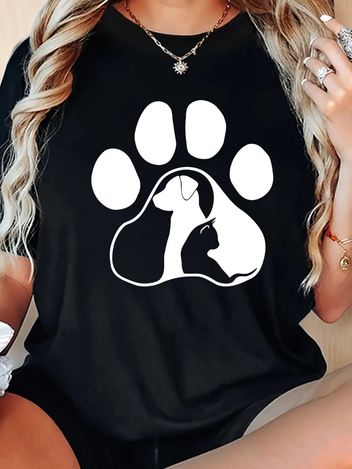 

Удобная футболка с рисунком лапы животных — женский повседневный топ с круглым вырезом и короткими рукавами — средняя эластичная ткань