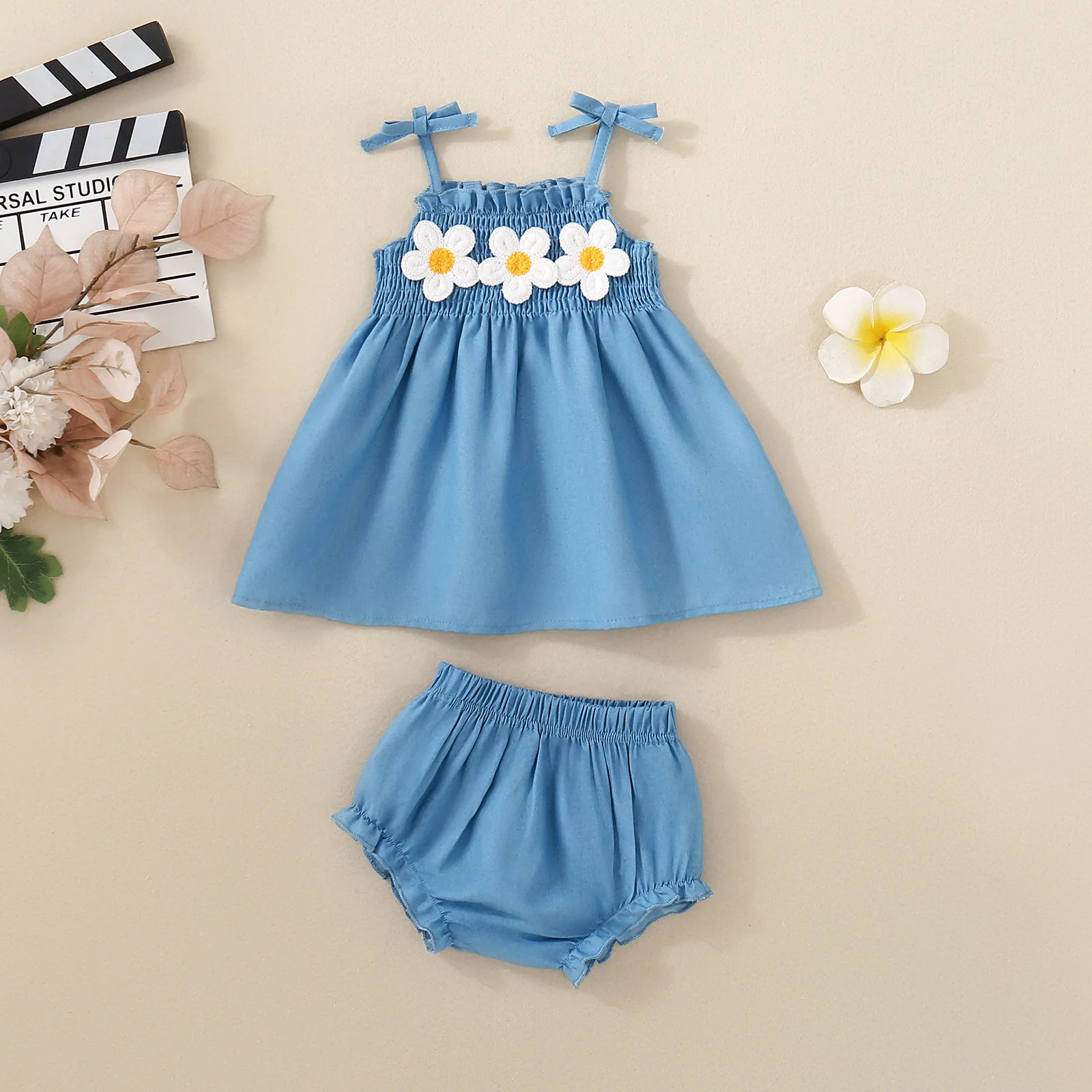 

Летний комплект для девочек: синее платье без рукавов с цветочной вышивкой и шорты-треугольники, милый и нежный.