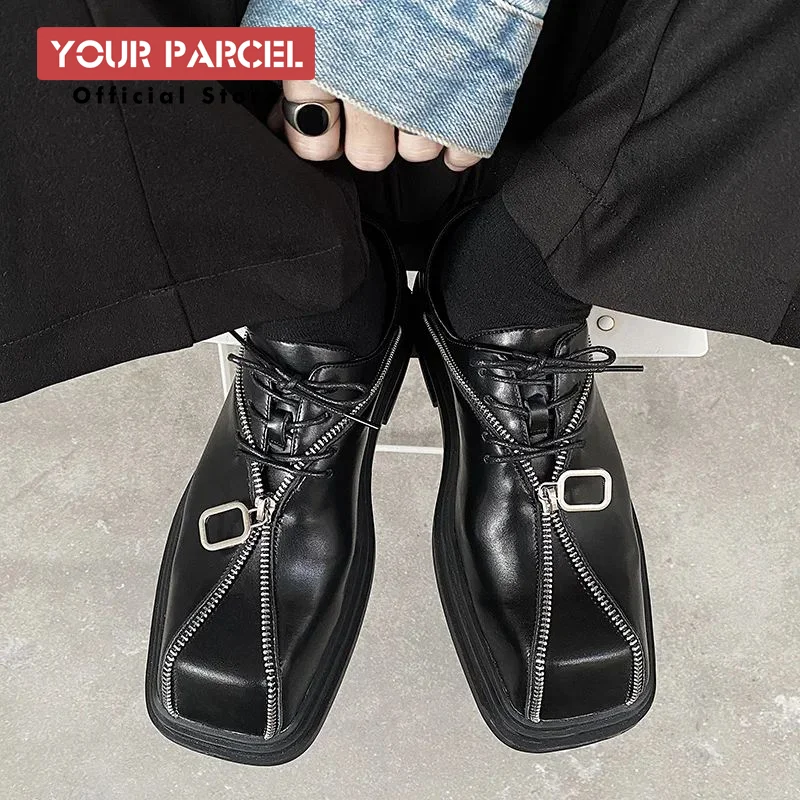 Una scarpa da uomo di nicchia con suola spessa, punta grande, punta quadrata e scarpe in pelle. Stile punk rialzato da uomo, cerniera personalizzata